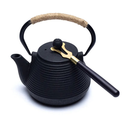 Les célèbres Théières émaillés en fonte, 'Tetsubin' et 'Tetsukyusu' de style traditionnel avec accessoires - 0,6, 1 ou 1,2 Litres. Options : tasse 65 ou 120 ml, chauffe-théière, assiette, porte couvercle... Parfait !