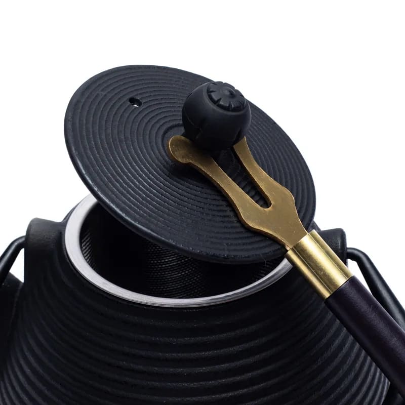 Les célèbres Théières émaillés en fonte, 'Tetsubin' et 'Tetsukyusu' de style traditionnel avec accessoires - 0,6, 1 ou 1,2 Litres. Options : tasse 65 ou 120 ml, chauffe-théière, assiette, porte couvercle... Parfait !