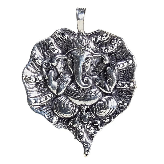 Pendentif du dieu hindou Ganesh (ou Ganesha, Ganapati), également connu sous le nom de Dieu éléphant, le seigneur qui offre bonne chance, prospérité et succès. 4,5 centimètres - 8 grammes / vendu avec cordon réglable en cuir noir !