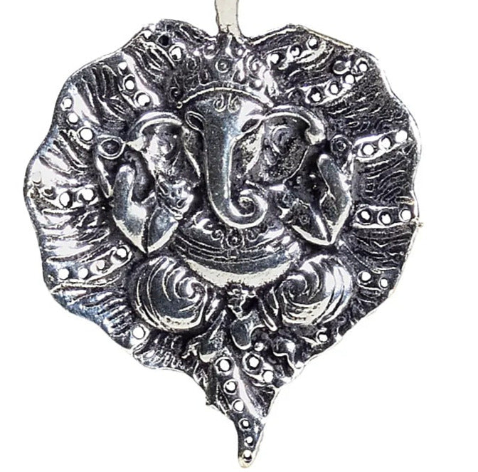 Pendentif du dieu hindou Ganesh (ou Ganesha, Ganapati), également connu sous le nom de Dieu éléphant, le seigneur qui offre bonne chance, prospérité et succès. 4,5 centimètres - 8 grammes / vendu avec cordon réglable en cuir noir !