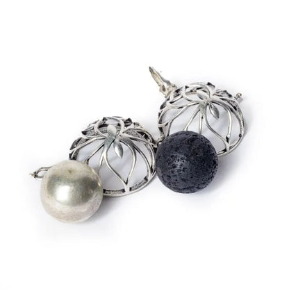 Pendentif de grossesse (Bolas) ou pour huile essentielle en forme de 'Lotus' avec clochette tintante à l'intérieur ! 2,5 centimètres de diamètre. Fait en laiton argenté !