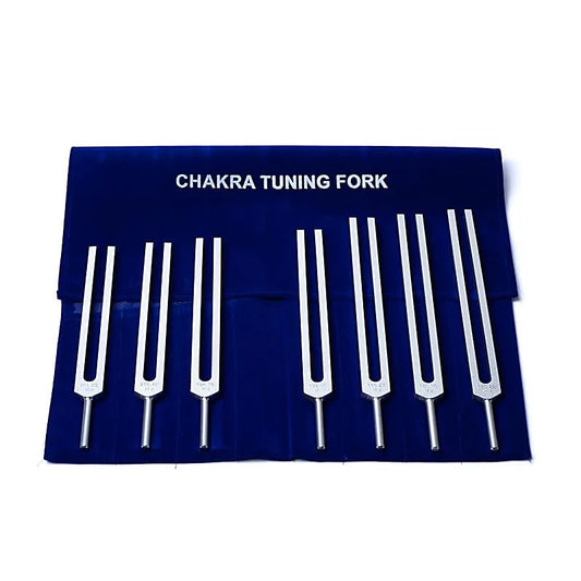 Set 'Chakras' de 7 diapasons, en aluminium anodisé finition Argent, set de 43x29 centimètres. Livré dans 1 pochette en velours bleu !