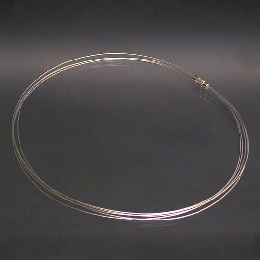 Tour de cou rigide de 5 rangs de 1 mm de diamètre. 35 centimètres de longueur environ ! En gris, blanc ou noir !