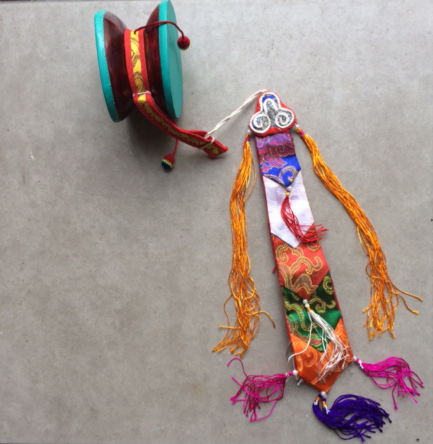 Damaru Tibétain ou 'tambour de mendiant'. Issu de rituels mystiques, joliment décoré de pampilles et de franges colorées, avec housse en brocart de soie !