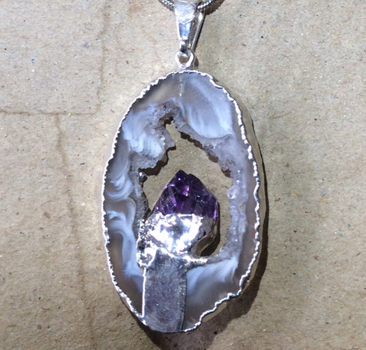 Améthyste, pendentif 'mini-géode' dit 'géodinhos', de 45mm de hauteur x 24 de largeur x 7 d'épaisseur. Vendu avec cordon noir réglable !
