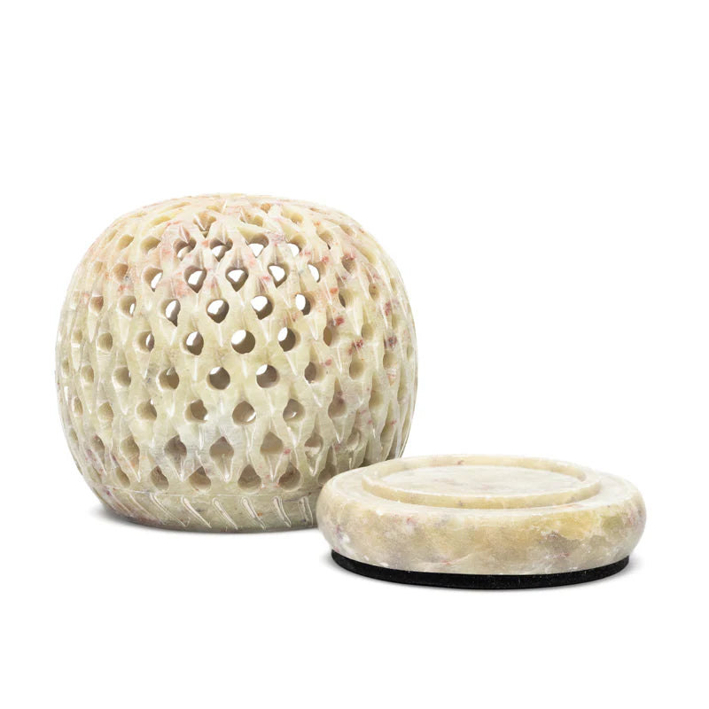 Bougeoir/ photophore rond en pierre à savon avec motif ajouré. Convient pour une bougie chauffe-plat standard.