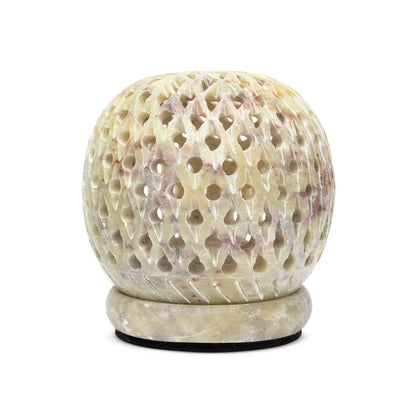 Bougeoir/ photophore rond en pierre à savon avec motif ajouré. Convient pour une bougie chauffe-plat standard.