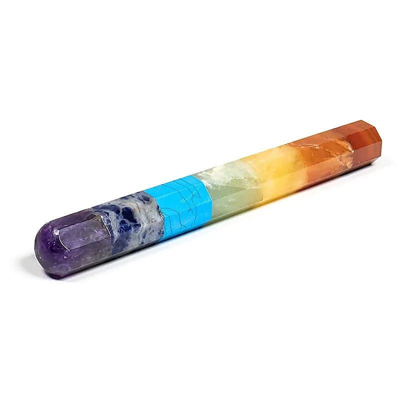Bâton de massage chakra coloré de 14 cm - En améthyste, sodalite, angélite, aventurine verte, aventurine jaune, aventurine pêche et jaspe rouge. Le côté pointu est particulièrement adapté à l'acupression ou au massage des points de déclenchement