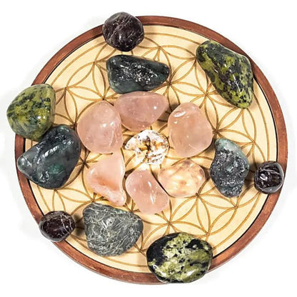 Cadran/ Plateau avec fleur de vie pour rituel lié à l'amour, avec cristal de roche, quartz rose, émeraude, grenat et jade...