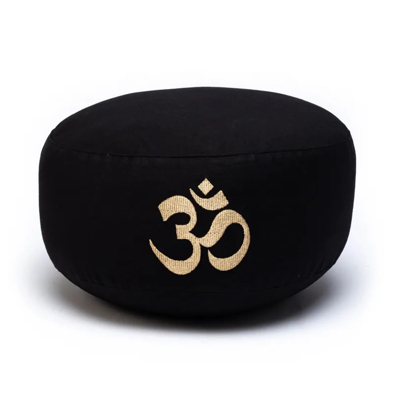 Coussin de Méditation/ Yoga avec le dessin du 'Om', de couleur noire, 33 centimètres de diamètre x 17 centimètres de hauteur. 2100 grammes. De chez Yogi & Yogini, fait en Inde !