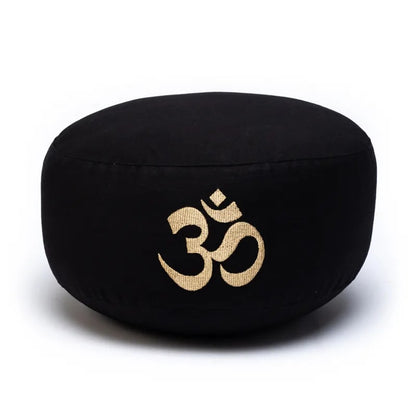 Coussin de Méditation/ Yoga avec le dessin du 'Om', de couleur noire, 33 centimètres de diamètre x 17 centimètres de hauteur. 2100 grammes. De chez Yogi & Yogini, fait en Inde !