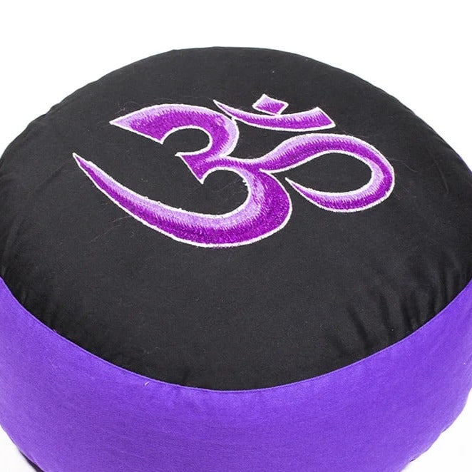 Coussin de Méditation ou de Yoga avec le motif du Om, 33 centimètres de diamètre x 13 centimètres de hauteur. 2300 grammes. De chez Yogi & Yogini, fait en Inde !