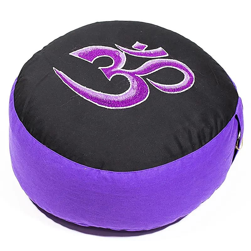 Coussin de Méditation ou de Yoga avec le motif du Om, 33 centimètres de diamètre x 13 centimètres de hauteur. 2300 grammes. De chez Yogi & Yogini, fait en Inde !