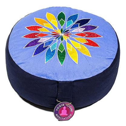 Coussin de Méditation ou de Yoga avec le motif d'une fleur aux couleurs des chakras. taille 33 centimètres de diamètre x 13 centimètres de hauteur. 2300 grammes. De chez Yogi & Yogini, fait en Inde !