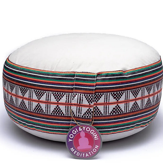 Coussin de Méditation ou de Yoga avec jolis motifs, 33 centimètres de diamètre x 13 centimètres de hauteur. 2300 grammes. De chez Yogi & Yogini, fait en Inde !