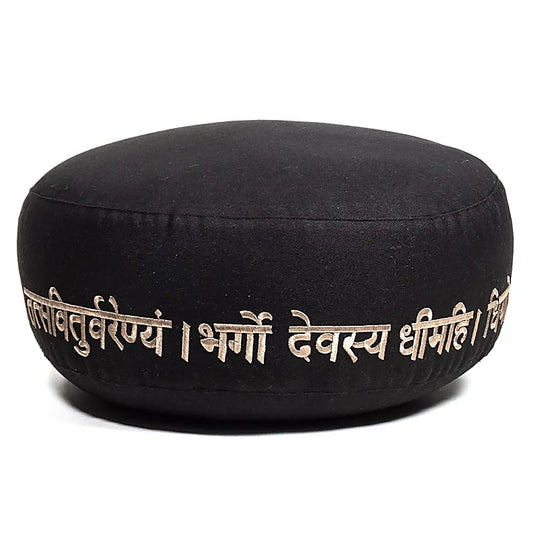Coussin de Méditation ou de Yoga avec le motif de la prière : Om et mantra Gayatri. Taille de 33 centimètres de diamètre x 17 centimètres de hauteur. 2300 grammes. De chez Yogi & Yogini, fait en Inde !