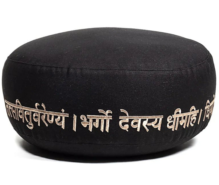 Coussin de Méditation ou de Yoga avec le motif de la prière : Om et mantra Gayatri. Taille de 33 centimètres de diamètre x 17 centimètres de hauteur. 2300 grammes. De chez Yogi & Yogini, fait en Inde !