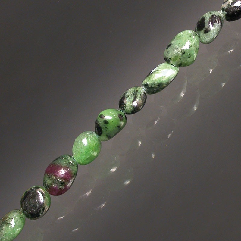 Rubis Zoïsite (Anyolite), bracelet de 17 à 21cm, collier de 42cm et sautoir de 60cm. Perles de type 'Graine' de formes naturelles montées sur fil de haute résistance !