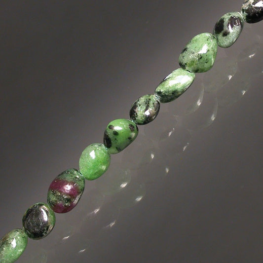 Rubis Zoïsite (Anyolite), bracelet de 17 à 21cm, collier de 42cm et sautoir de 60cm. Perles de type 'Graine' de formes naturelles montées sur fil de haute résistance !