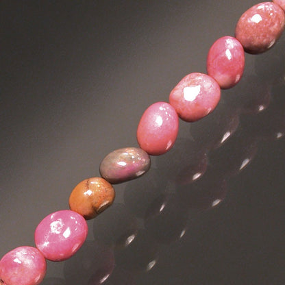 Rhodonite, bracelet de 17 à 21cm, collier de 42cm et sautoir de 60cm. Perles de type 'Graine' de formes naturelles montées sur fil de haute résistance !