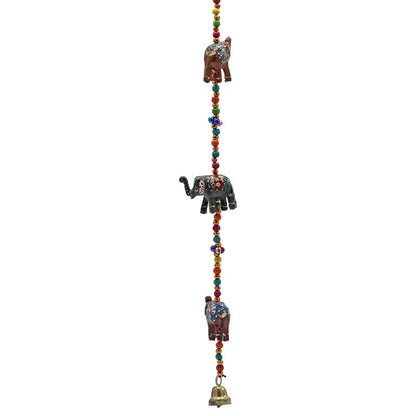 Guirlandes avec 5 éléphants en bois colorés et une clochette en bas. 80 cm - 90 gr. - Parfait pour la décoration dans la maison !