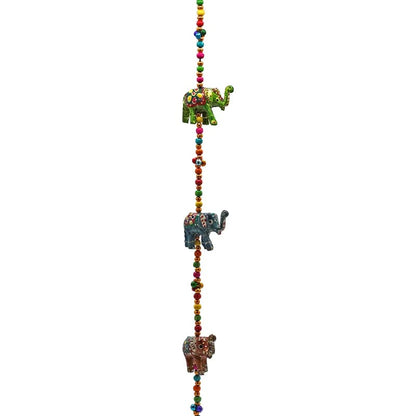 Guirlandes avec 5 éléphants en bois colorés et une clochette en bas. 80 cm - 90 gr. - Parfait pour la décoration dans la maison !