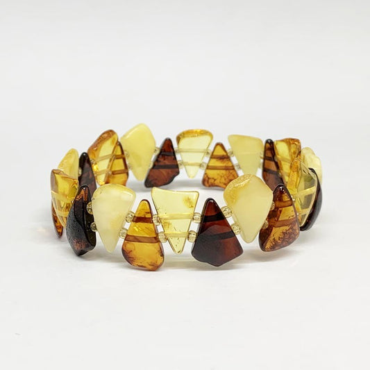 Ambre, bracelet de perles en forme de 'plaquettes triangulaires' d'environ 13 millimètres, d'une longueur de 18 centimètres. Fil élastique haute résistance, superbes perles, légéres et d'une douceur incroyable !