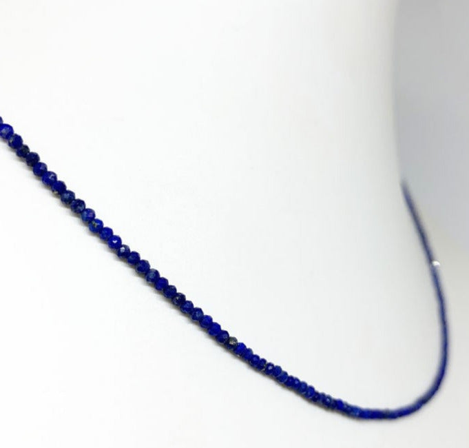 Lapis Lazuli, bracelet de 17 à 21 cm ou en collier de 42 cm. Perle de type 'facetté' de 2/3 mm, montées sur fil élastique ou fil d'acier de haute résistance !