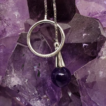 Chaîne délicate en Argent 925, ornée d'un pendentif en forme d'anneau, conçu spécialement pour accueillir une perle d'améthyste de 8 mm !