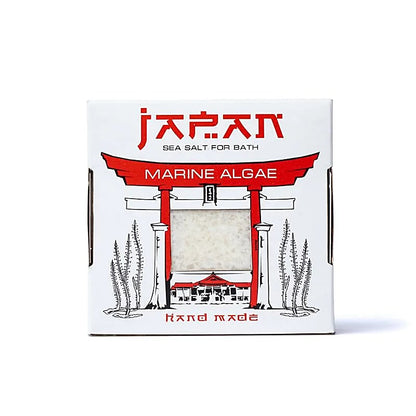 Sel de bain du Japon, boîte de 450 grammes. 6 parfums au choix : Ginseng, thé vert, rose du Japon, jasmin, lotus, algues marines, sakura. Soulage les douleurs musculaires, détoxifie la peau et apaise, vrai expérience de soin incomparable !