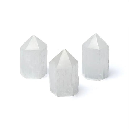 Obélisque en sélénite, forme puissante, placez-la comme pièce décorative dans un espace de vie ou de travail pour améliorer le feng shui - 3 formats au choix de 6, 10 et 15 cm de haut