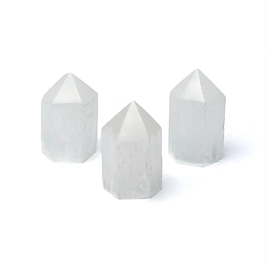 Obélisque en sélénite, forme puissante, placez-la comme pièce décorative dans un espace de vie ou de travail pour améliorer le feng shui - 3 formats au choix de 6, 10 et 15 cm de haut