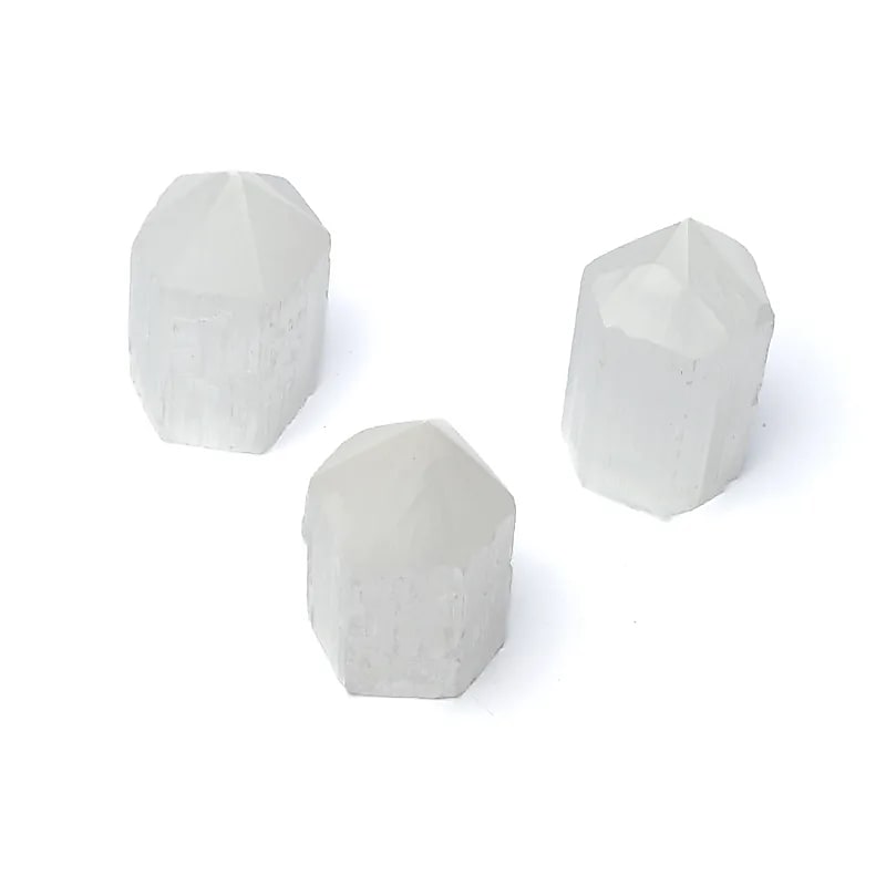 Obélisque en sélénite, forme puissante, placez-la comme pièce décorative dans un espace de vie ou de travail pour améliorer le feng shui - 3 formats au choix de 6, 10 et 15 cm de haut