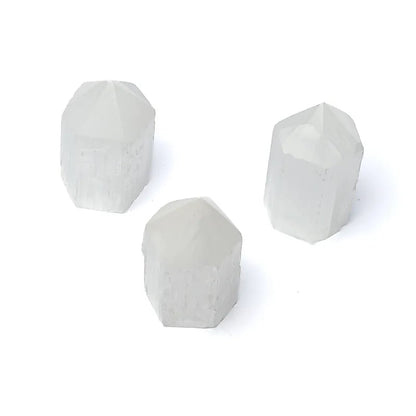 Obélisque en sélénite, forme puissante, placez-la comme pièce décorative dans un espace de vie ou de travail pour améliorer le feng shui - 3 formats au choix de 6, 10 et 15 cm de haut