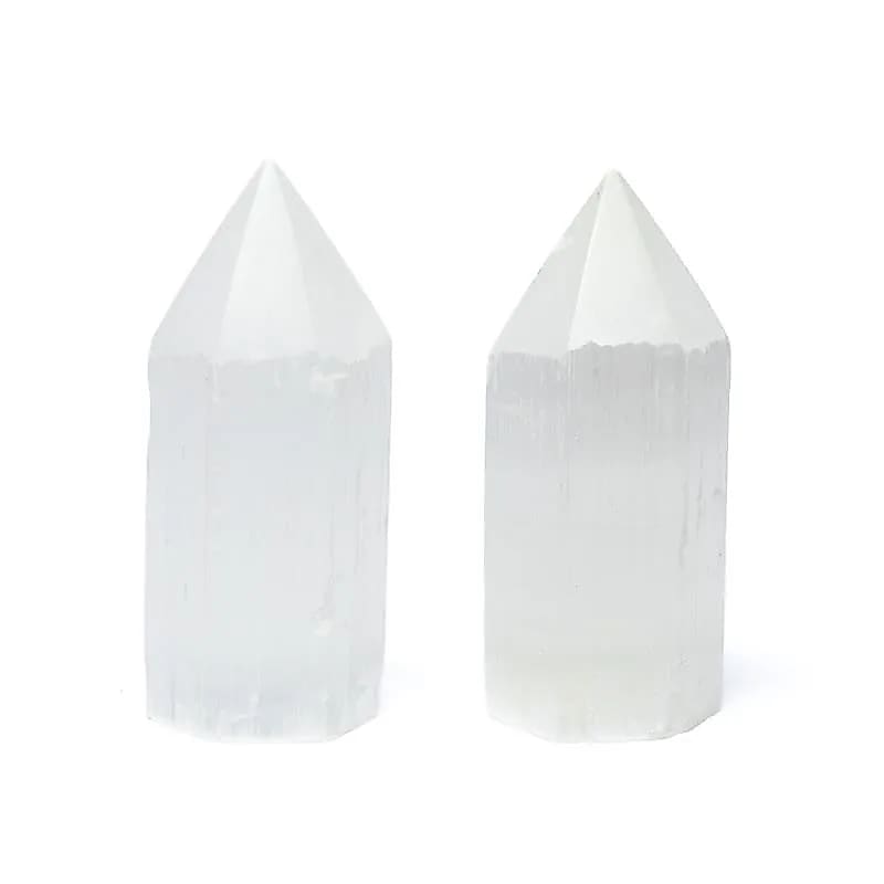 Obélisque en sélénite, forme puissante, placez-la comme pièce décorative dans un espace de vie ou de travail pour améliorer le feng shui - 3 formats au choix de 6, 10 et 15 cm de haut