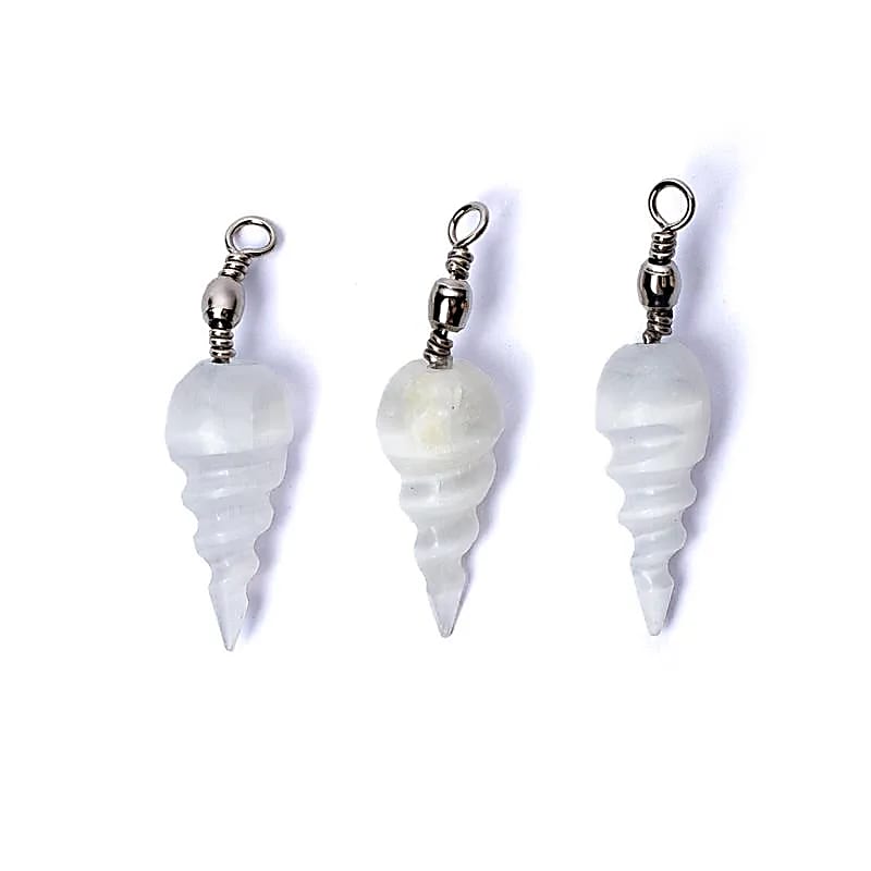 Pendentif en sélénite en forme de spirale, idéal pour le travail énergétique et l’équilibre - Longueur 4 cm - 6 gr.