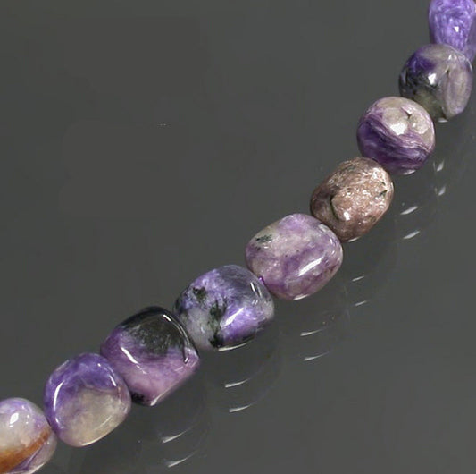 Charoïte, bracelet de 17 à 21cm, collier de 42cm et sautoir de 60cm. Perles de type 'Graine' de formes naturelles montées sur fil de haute résistance !
