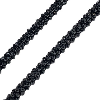 Spinelle, collier en perles facettées et tressées de 3 millimètres. Vendu en longueur de 72 centimètres. Finition en Argent 0.925. Qualité AA à AAA !