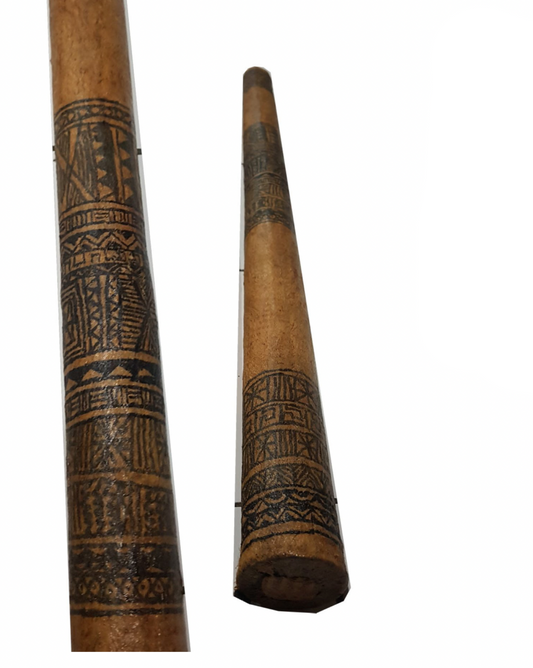 Bâtons de pluie fait en bois d'acajou avec décoration Maoris - 3 tailles au choix : 75, 100 ou 150 cm