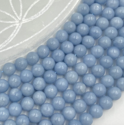 Angélite – Perles rondes 6 ou 8 mm • Fil de 38/39 cm • Bracelet 17 à 21 cm • Collier 45 cm • Sautoir 60 cm. Qualité AA à AAA – Superbes perles d’une grande pureté, parfaites en bijouterie !