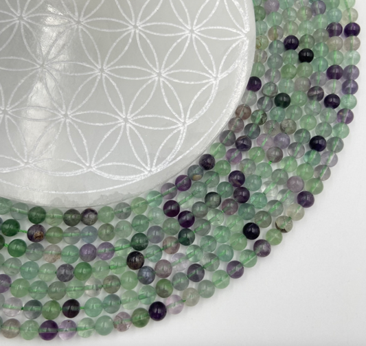 Fluorite multicolore, perles rondes de 4, 6 ou 8 mm. Vendu en fil de perle 38/39 cm, en bracelet de 17 à 21cm, en collier de 45 ou sautoir de 60cm. Qualité AA à AAA !