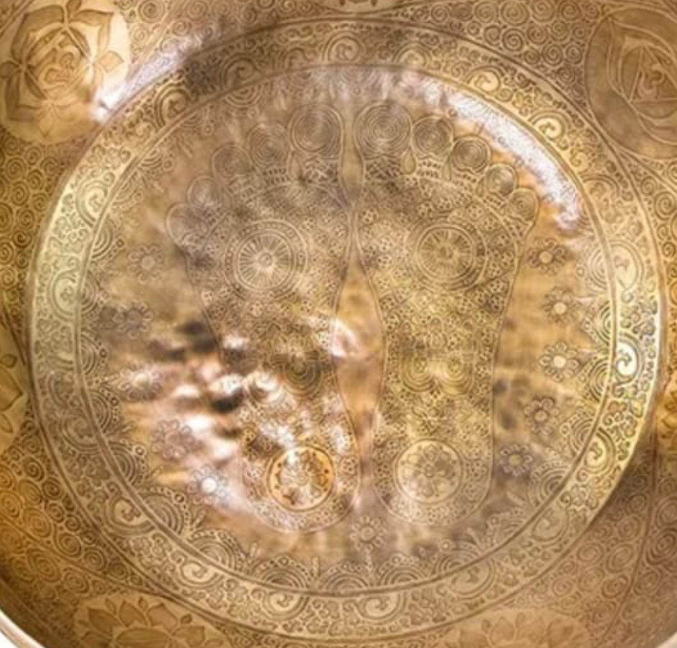 Bol chantant 50 cm – 10-11 kg, gravures : Pieds de Bouddha, 7 chakras, Fleur de la Vie, 8 symboles bouddhistes & mantra O.M.P.H