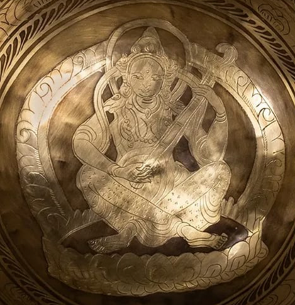 Bol avec gravure de la déesse 'Saraswati' en fond intérieur, de 27 cm - 1800 gr. Vendu avec maillet adapté. Fait main au Népal !