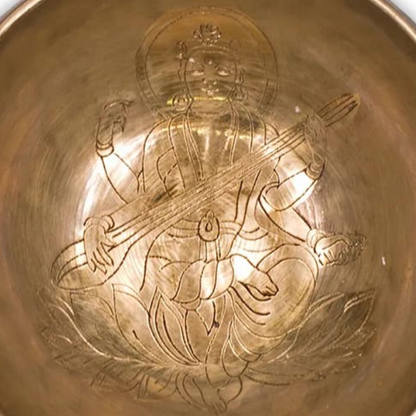 Bol avec gravure de la déesse 'Saraswati' en fond, de 12 cm - ± 500 gr. Vendu avec maillet adapté, magnifique pièce !