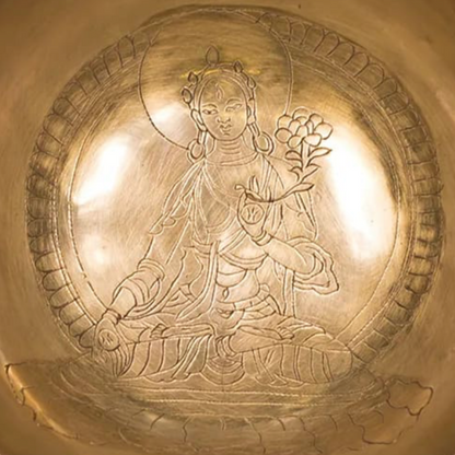 Bol avec gravure de la déesse 'Tara Blanche', de 13 cm - ± 500 grammes. Vendu avec maillet adapté, magnifique pièce du Népal !
