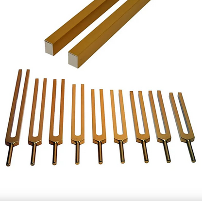 Sélection de 3 sets de finition 'Or' de diapasons pondérés ou non pondérés, en aluminium anodisé, de 18 à 21,5 cm. Livré dans 1 pochette en velours, fait en Inde !