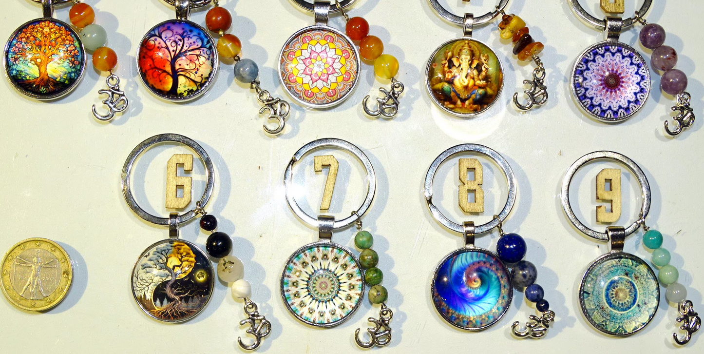 Porte-clés personnalisés par Z° C° avec perles et décorations. 7 cm x 27 de diamètre. Parfait pour des clés, sacs à main ou en cadeau !