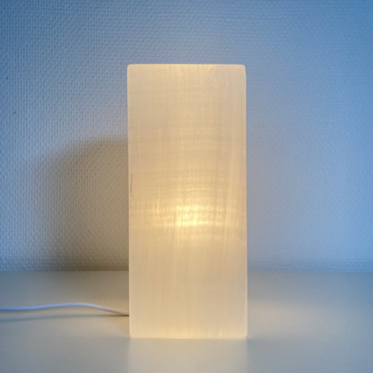 Lampe en Sélénite – formes rondes, carrées ou monolithes (20 à 40 cm), livrée avec cordon et ampoule !
