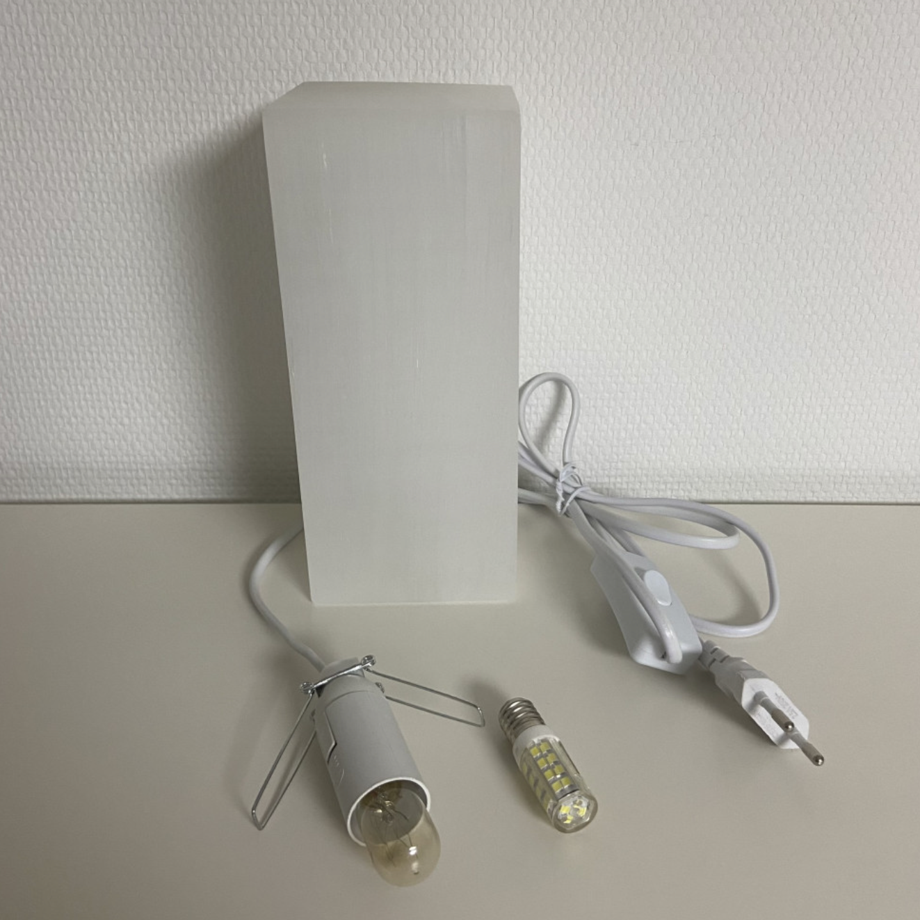 Lampe en Sélénite – formes rondes, carrées ou monolithes (20 à 40 cm), livrée avec cordon et ampoule !