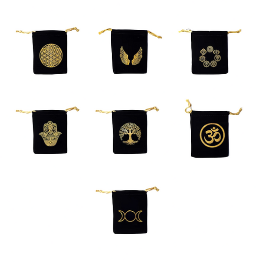Sélection de pochette en velours noir (polyester), 10 x 11 centimètres. 7 modèles au choix avec symboles imprimés et cordon à nouer. Parfait pour protèger les cristaux, bijoux...